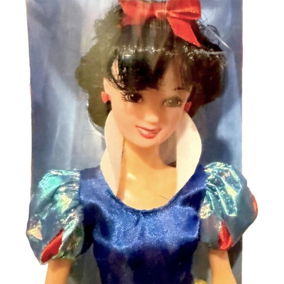 Disney Store Snow White Fashion Doll 11 in - Picture 7 of 7